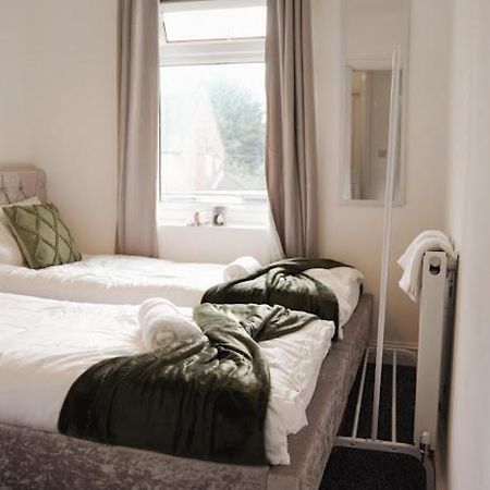 Home In Speke- 8 Mins Walk To Airport מראה חיצוני תמונה