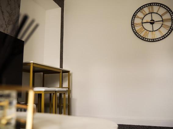 Home In Speke- 8 Mins Walk To Airport מראה חיצוני תמונה
